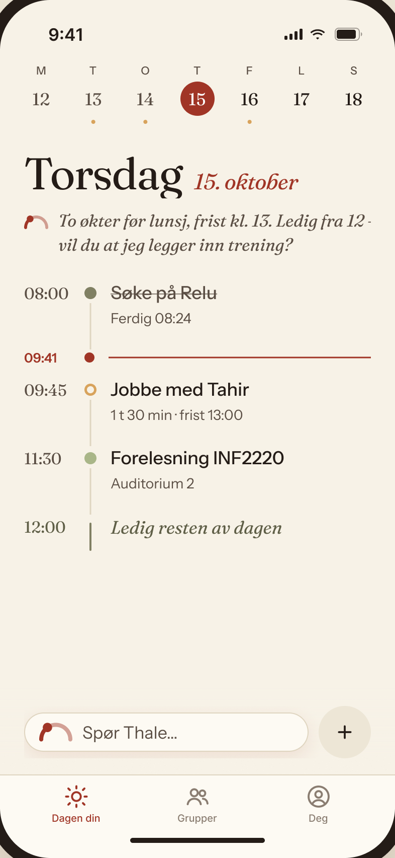 Thale på iPhone: torsdag 15. oktober. Thale skriver «To økter før lunsj, frist kl. 13. Ledig fra 12 – vil du at jeg legger inn trening?» Under står dagen som en tidslinje fra 08:00 til ledig resten av dagen.